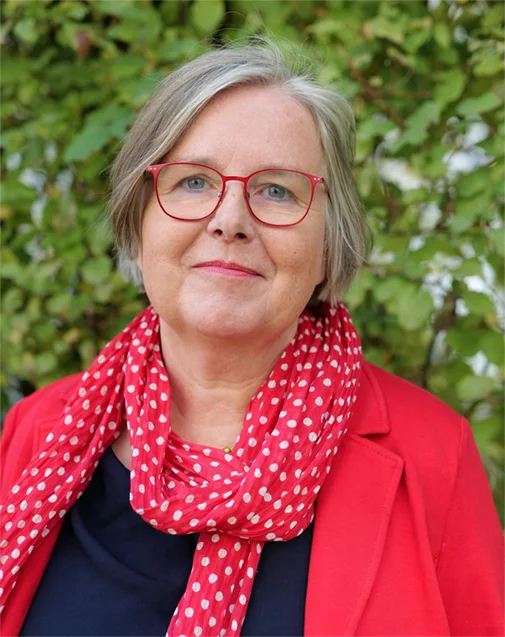 Susanne Hillen, Webdesignerin für Coaches und Therapeut:innen, Portraitfoto im Freien